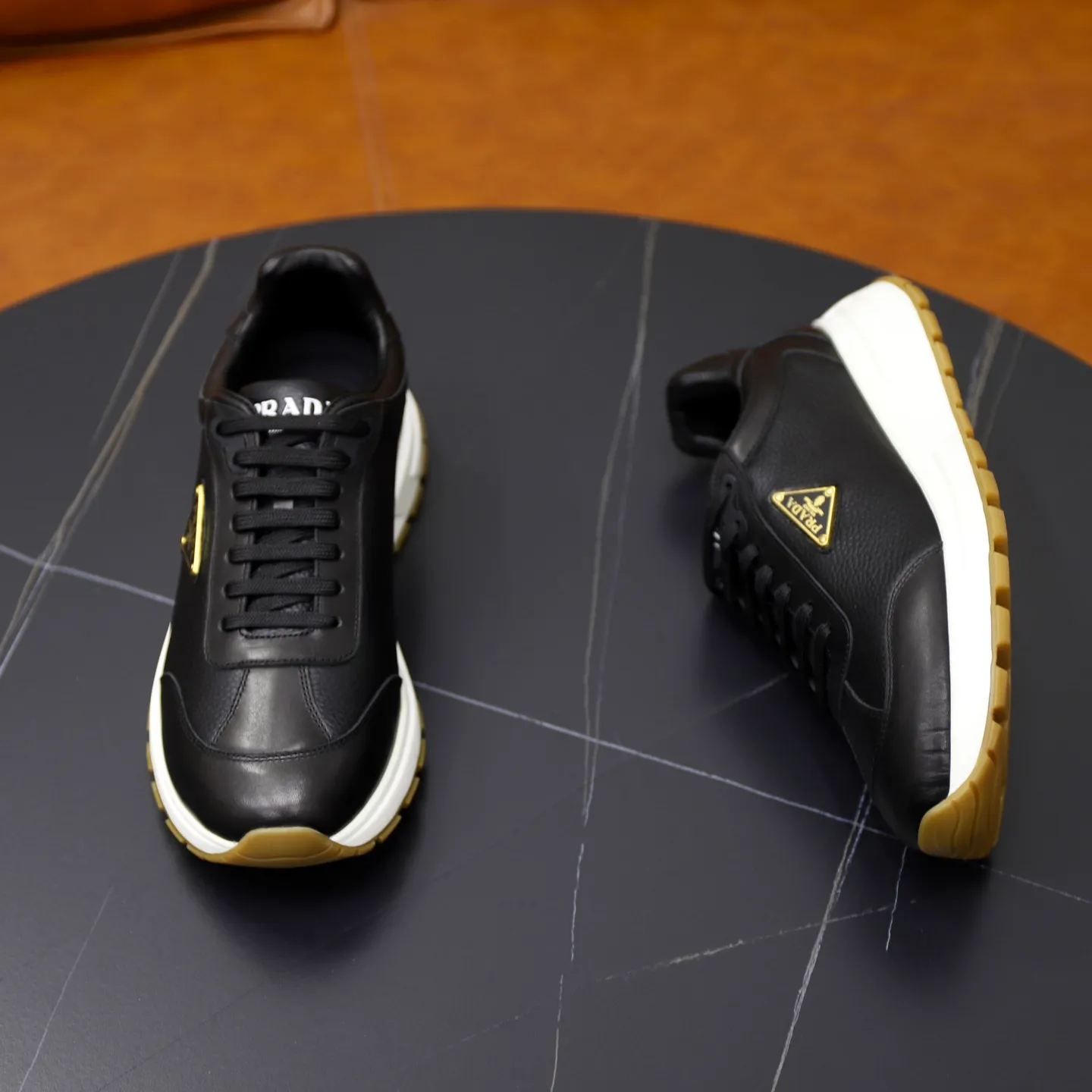 Factory price: 740💰Top original order Brand: PRADA (Prada) Standard code: Men's size 38/44 (45 can be customized) Grade: Same as the official website Material: Original cowhide stitching imported cowhide lining Original combination two-color wear-resistant soft outsole Style category: Leisure and sports version Young fashion European and American trend British style Color: Real picture color